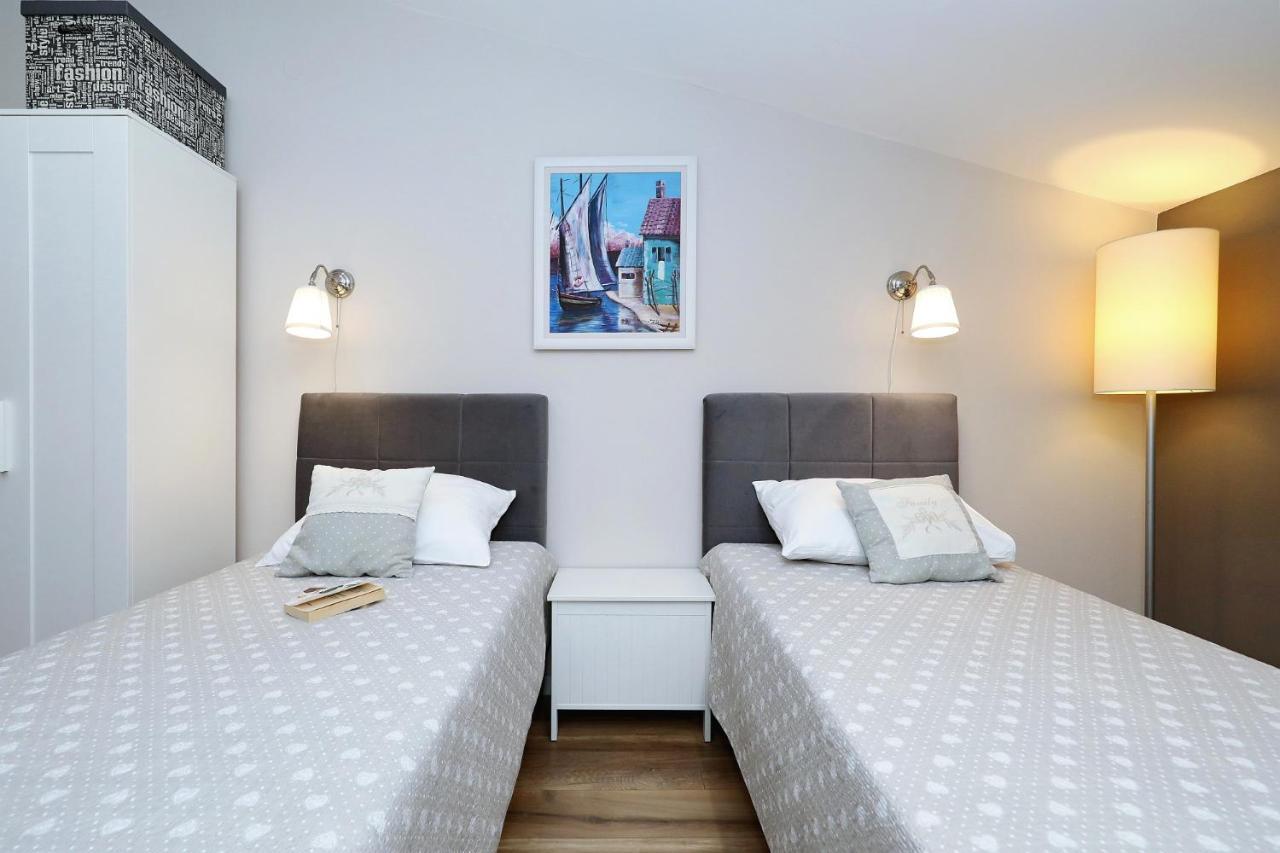 Apartments "Villa Antisin" With Heated Pool Zadar Extérieur photo