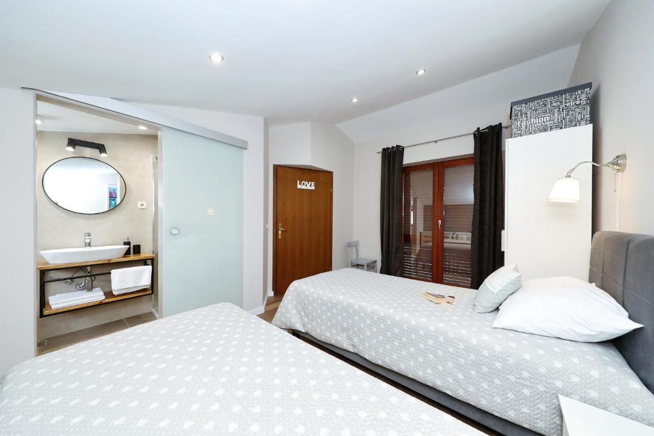 Apartments "Villa Antisin" With Heated Pool Zadar Extérieur photo