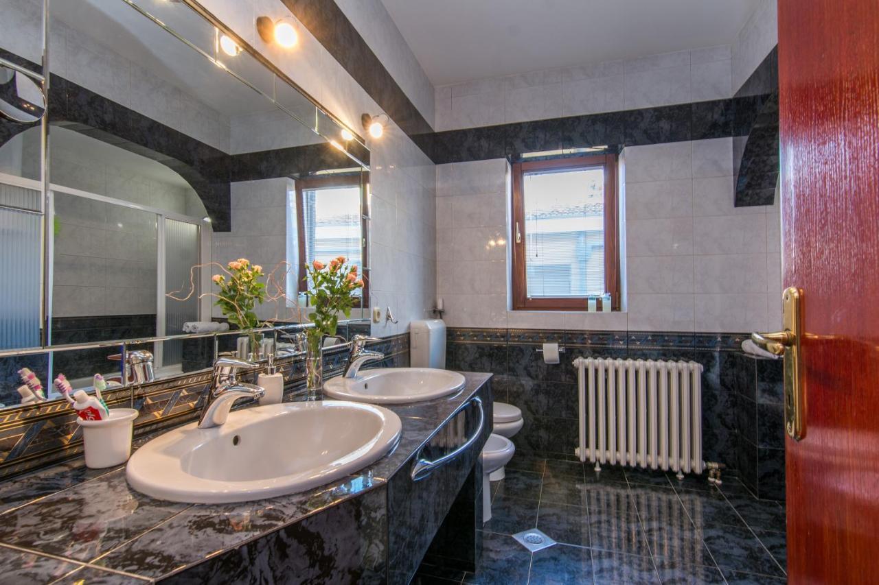 Apartments "Villa Antisin" With Heated Pool Zadar Extérieur photo